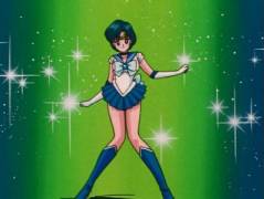 Sailor Merkur aus der Anime Serie Sailor Moon aus den 90ern (mit Ärmel).